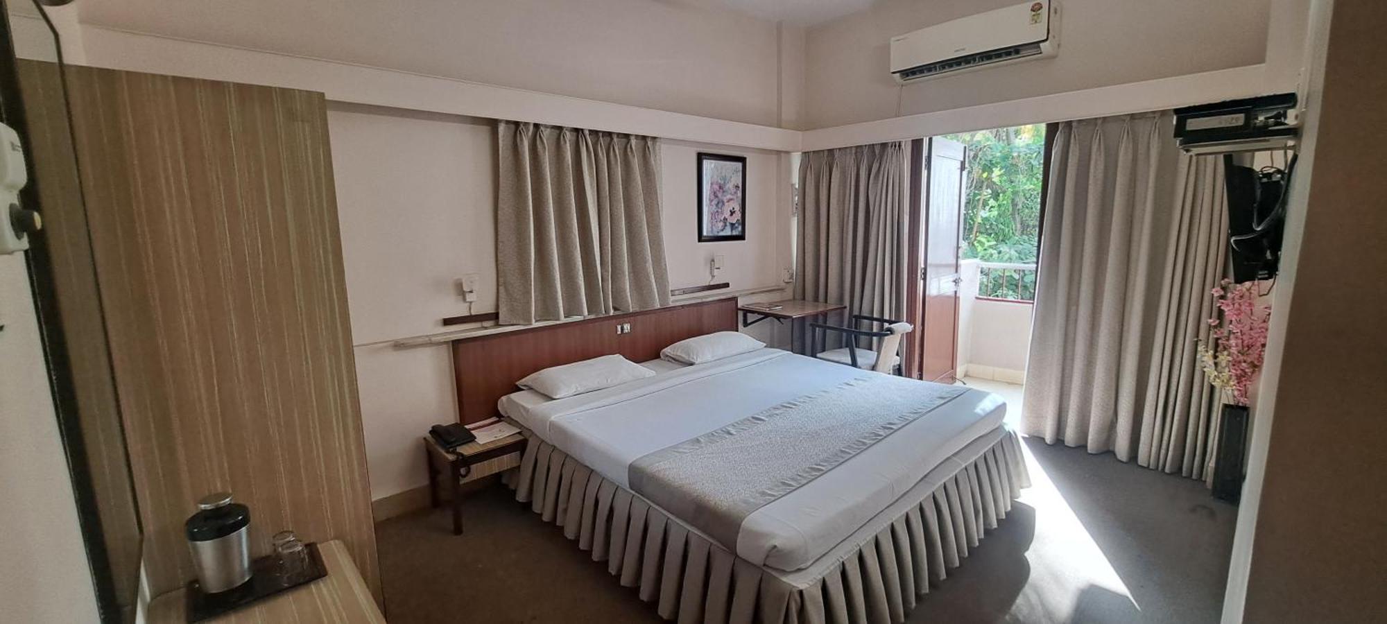 Hotel Swaroop プネ エクステリア 写真