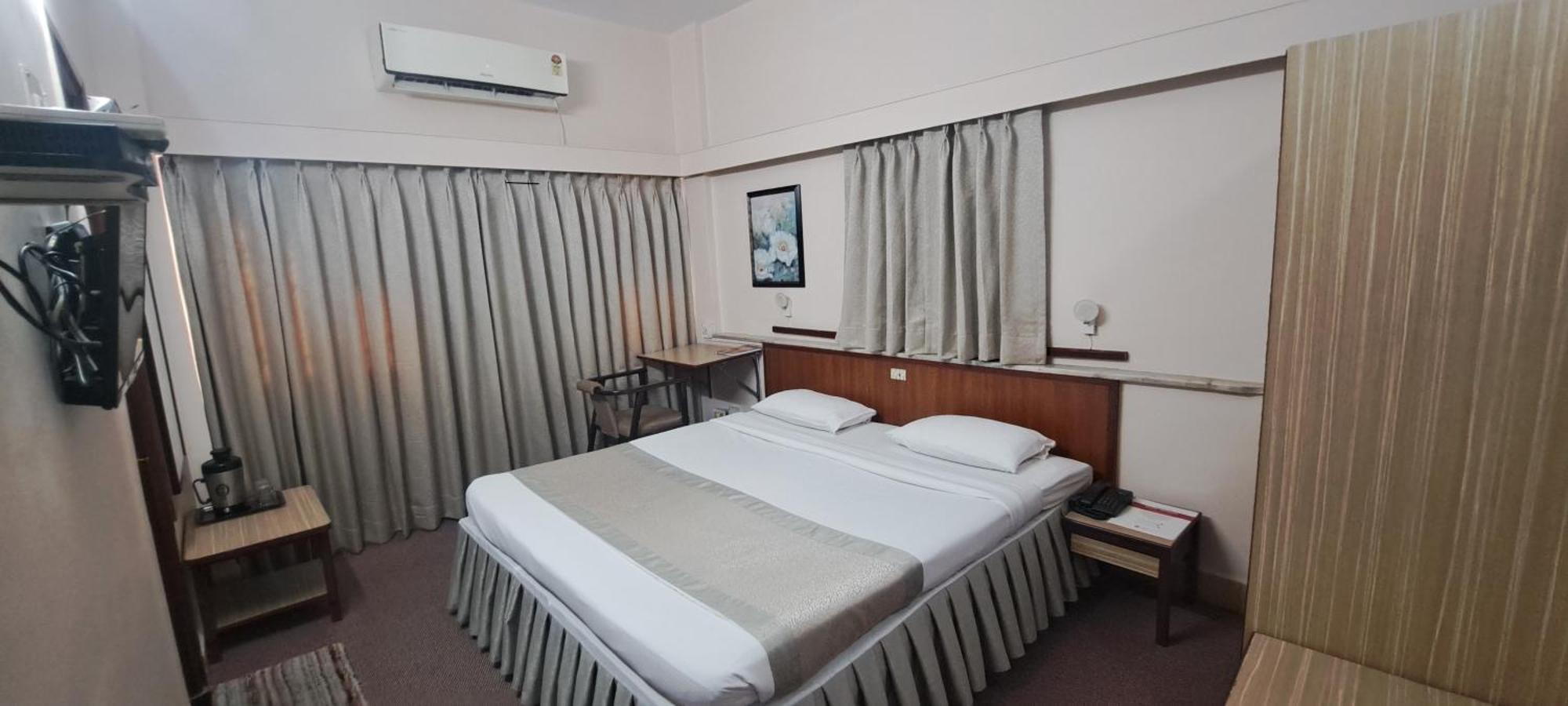 Hotel Swaroop プネ エクステリア 写真