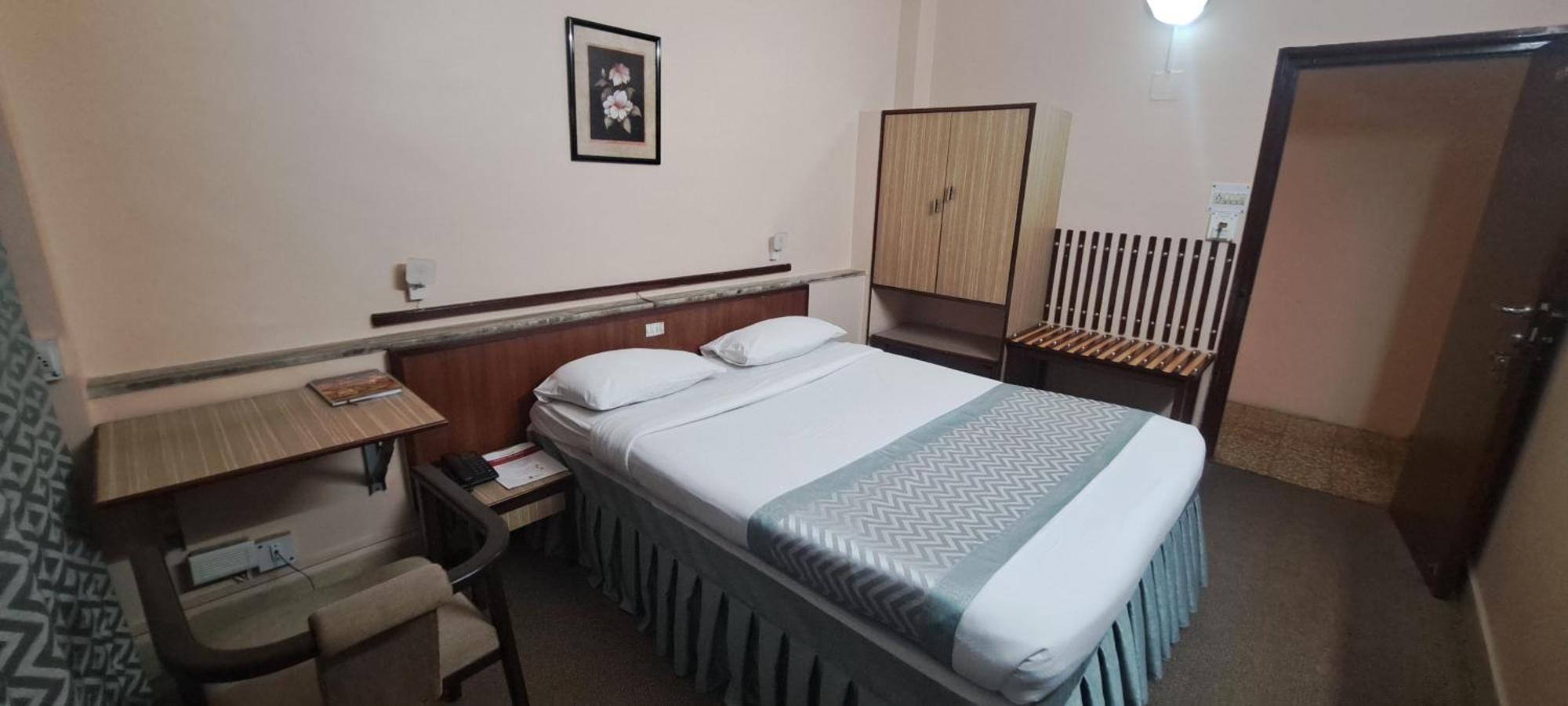 Hotel Swaroop プネ エクステリア 写真