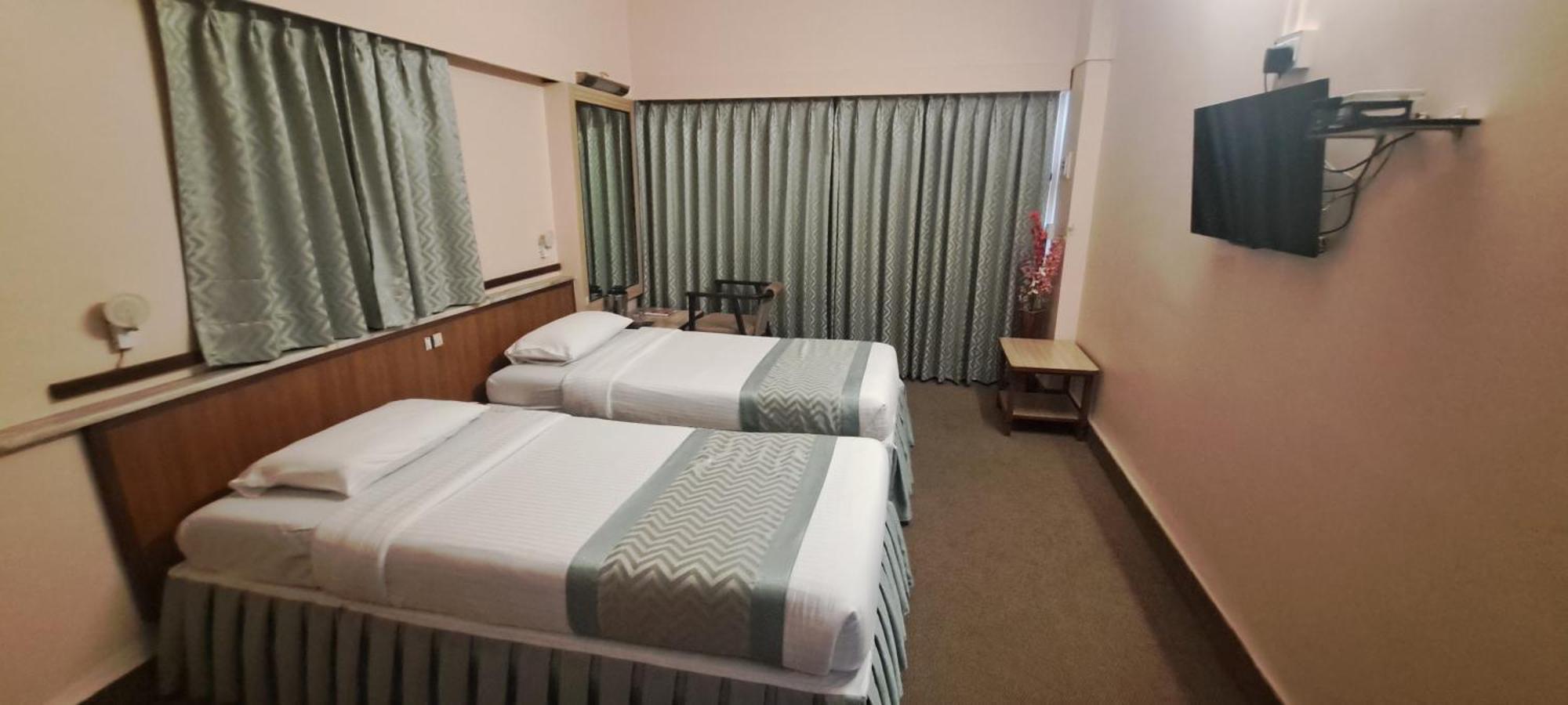 Hotel Swaroop プネ エクステリア 写真