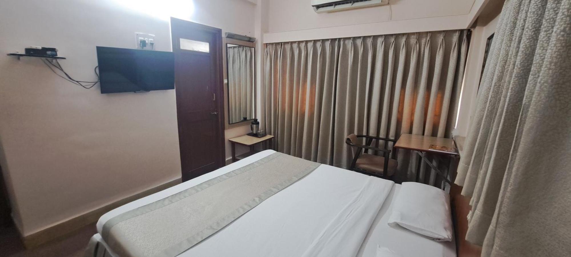 Hotel Swaroop プネ エクステリア 写真