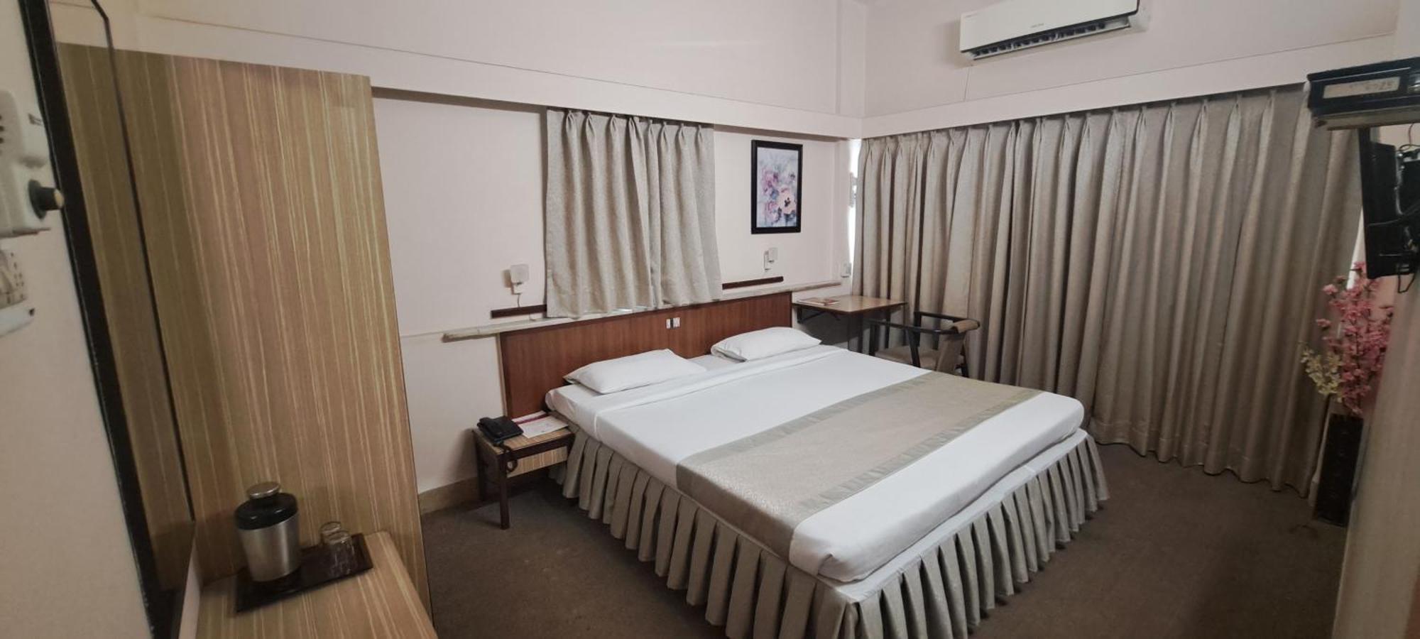 Hotel Swaroop プネ エクステリア 写真