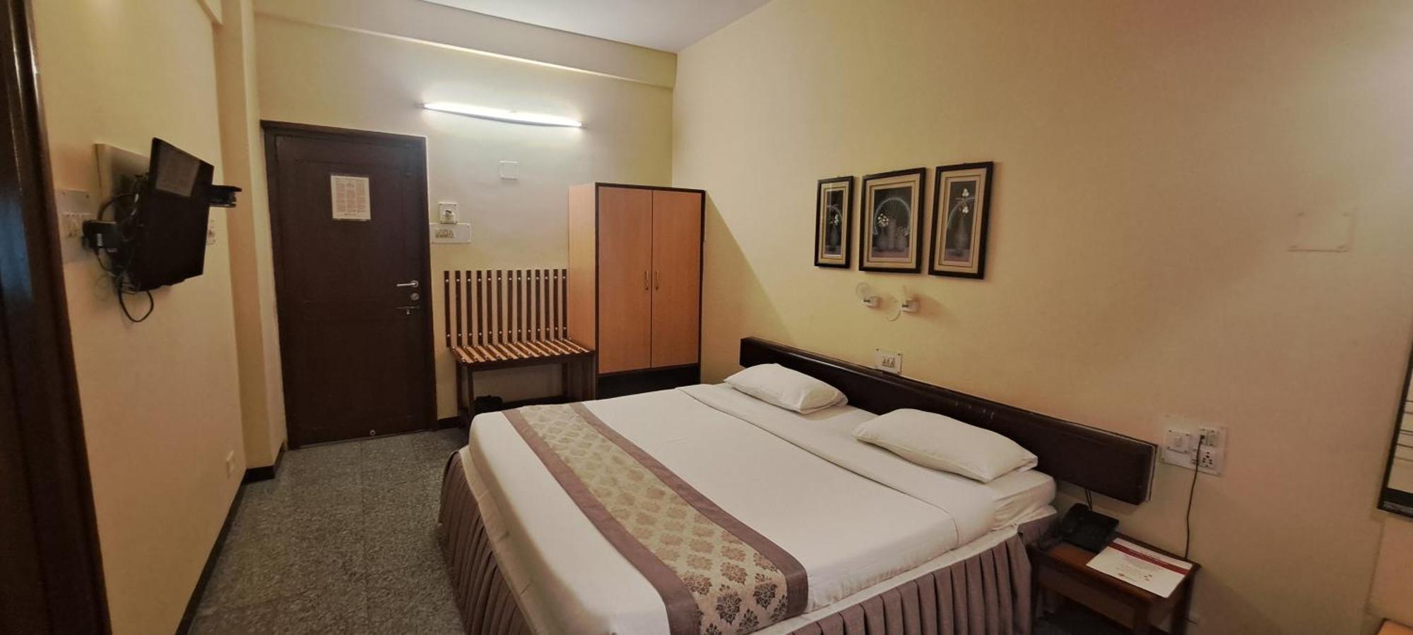 Hotel Swaroop プネ エクステリア 写真