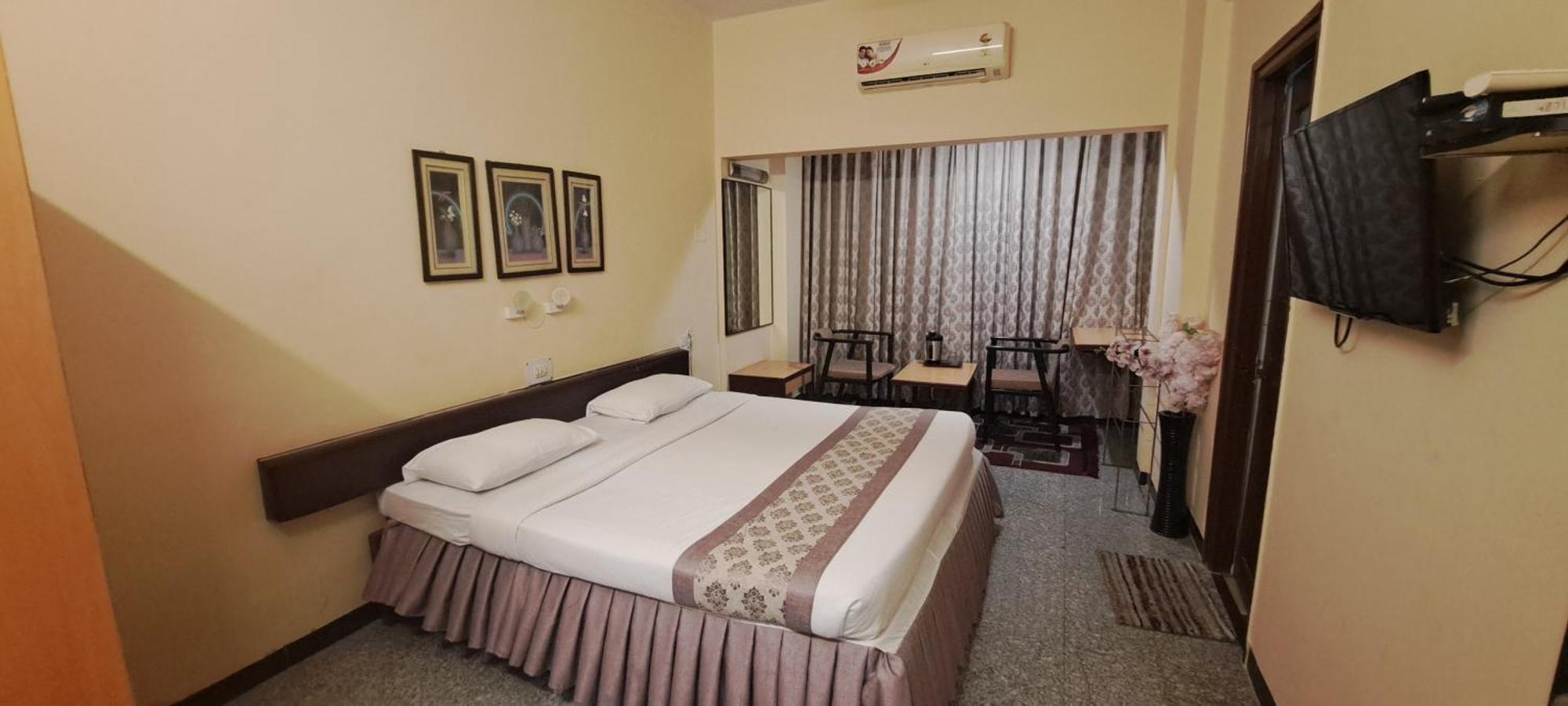Hotel Swaroop プネ エクステリア 写真