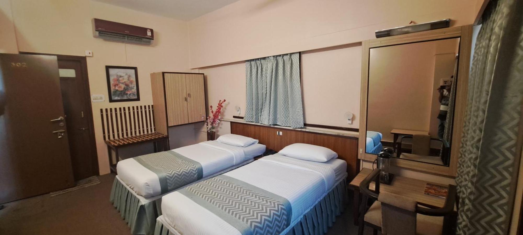 Hotel Swaroop プネ エクステリア 写真