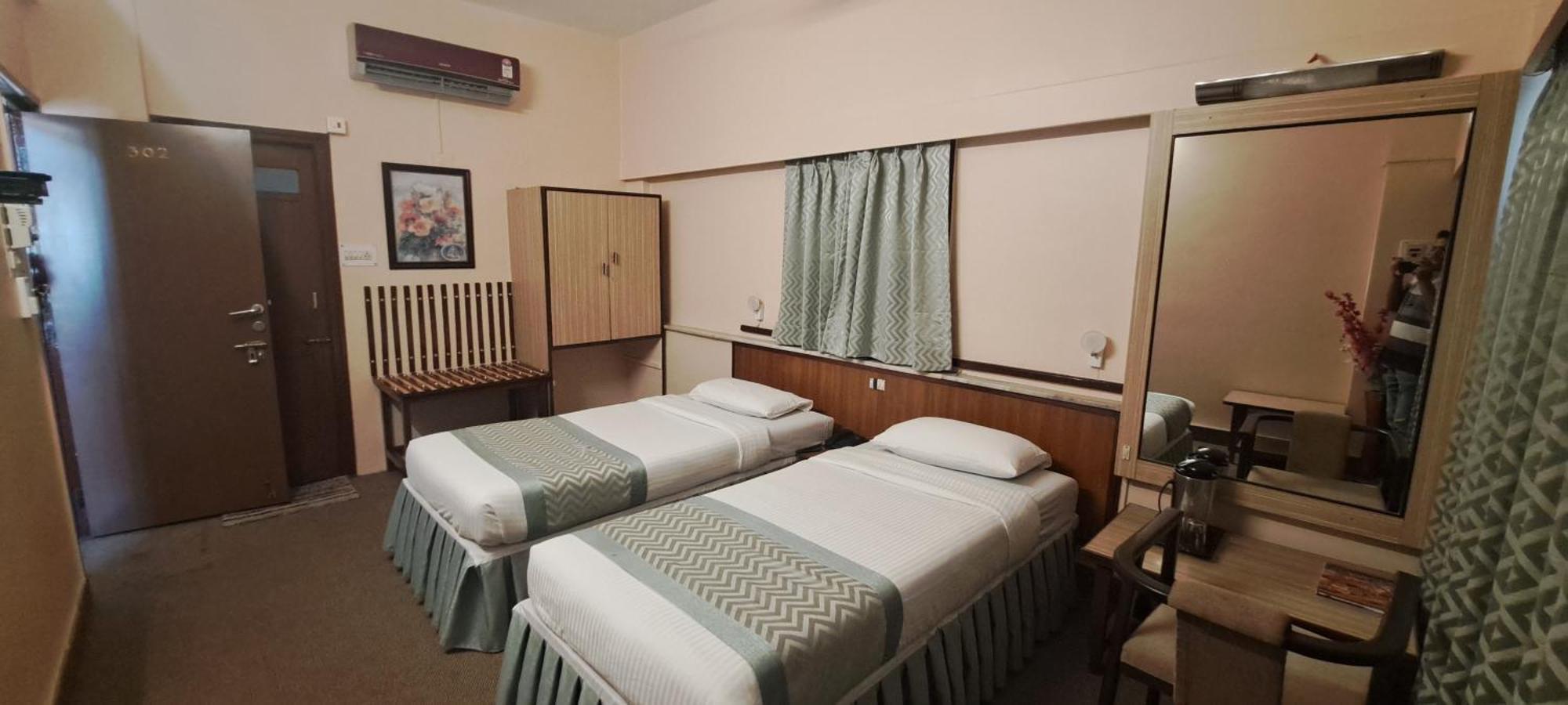 Hotel Swaroop プネ エクステリア 写真