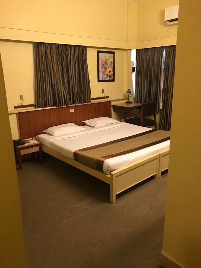 Hotel Swaroop プネ エクステリア 写真
