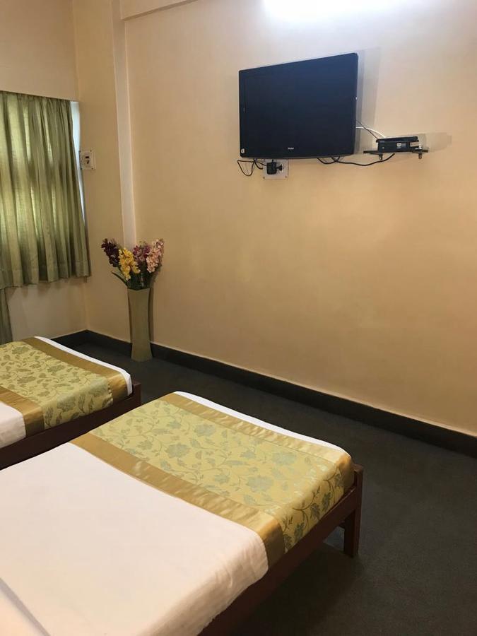 Hotel Swaroop プネ エクステリア 写真
