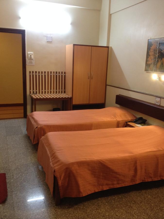 Hotel Swaroop プネ エクステリア 写真